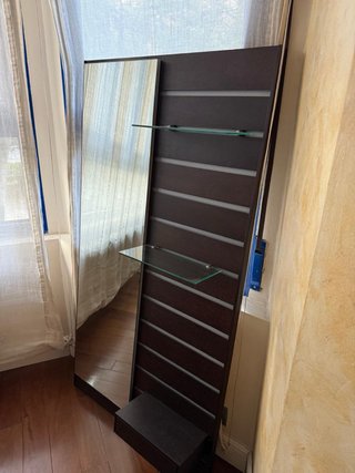 Mueble recibidor con espejo y estantes