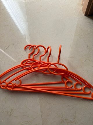 Lote 5 Perchas Naranja Plástico
