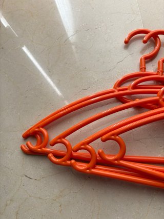 Lote 5 Perchas Naranja Plástico