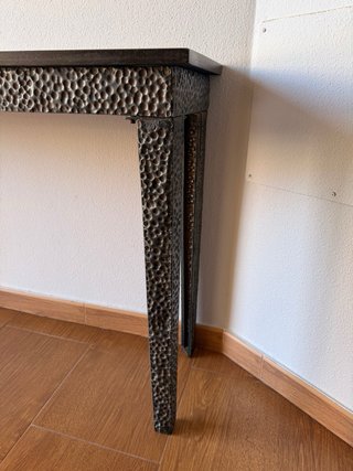 Mesa negra piedra y metal