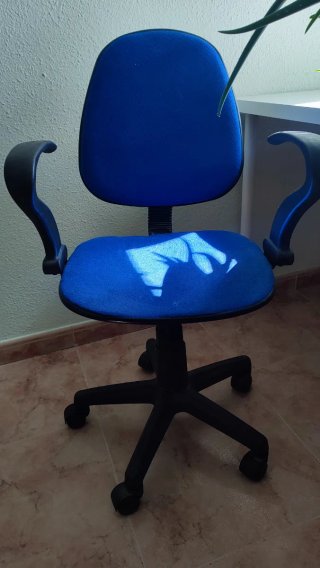 Silla de escritorio azul y negra