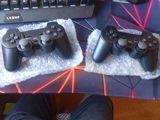 Game Box con dos mandos. buen estado.