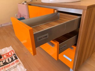 Mueble de baño vintage naranja