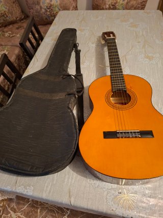Guitarra marrón buen estado con funda