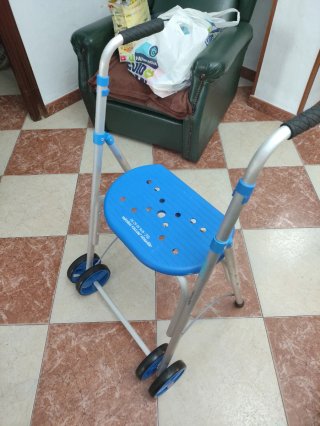Andador para personas mayores con asiento