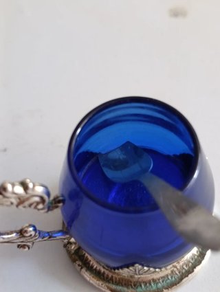 Antico porta  sale blu con manico e cucchiaino
