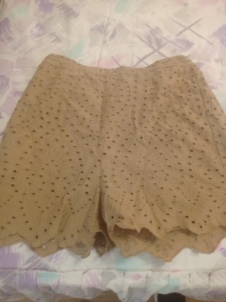 Pantalones cortos beige con perforaciones