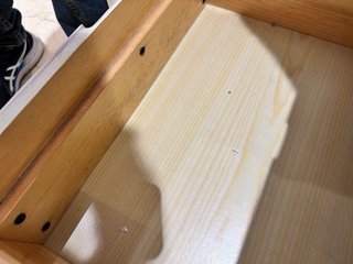 Cajonera de madera beige y blanca