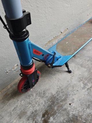 Patinete azul con ruedas rojas