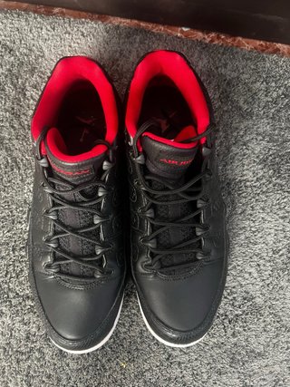 Zapatillas Jordan Air Negras y Rojas