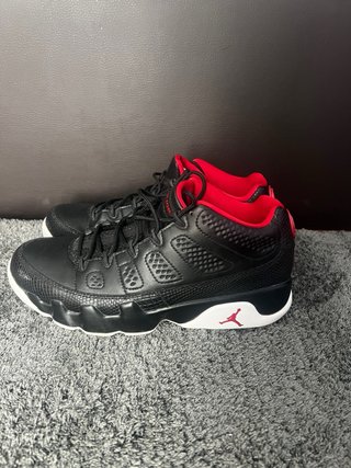 Zapatillas Jordan Air Negras y Rojas