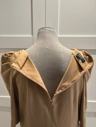 Vestido marrón manga abullonada