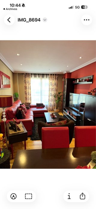 Salón completo: sofá, mesa y sillas y mueble.