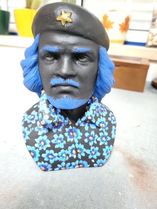 Busto de Che Guevara pintado à mão altura 18 cm.
