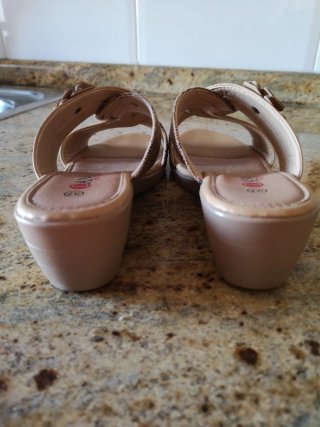 Sandalias Cuña Mujer Beige.