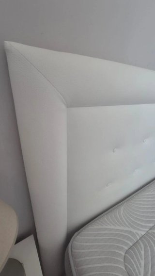 Cabezal de cama tapizado blanco