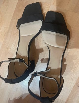 Tacones negros de tiras