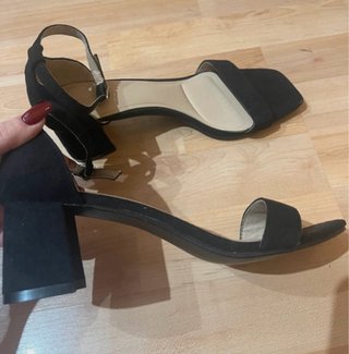 Tacones negros de tiras