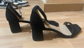 Tacones negros de tiras