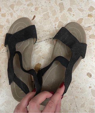Sandalias negras y beige