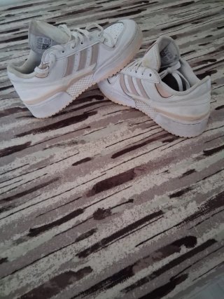 Scarpe Adidas bianche e rosa