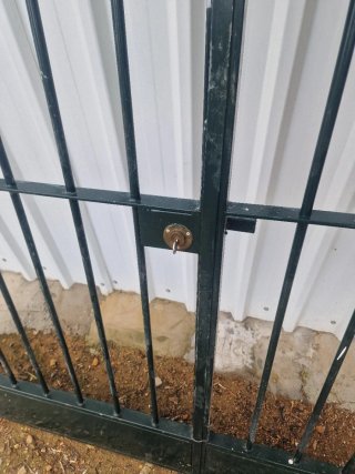 Cancelas de hierro en buen estado sin mojo