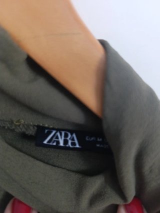 Blusa asimétrica Zara verde militar