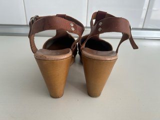 Zuecos de verano con tachuelas