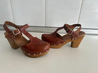 Zuecos de verano con tachuelas