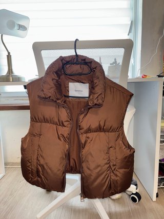 Chaleco acolchado Bershka marrón