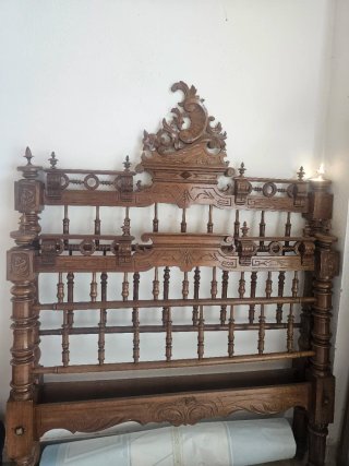 Cama antigua de madera tallada