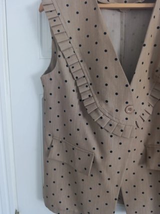 Chaleco de lunares beige y negro