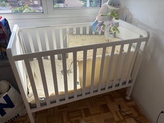 Cuna mad colchon de bebé blanca con móvil