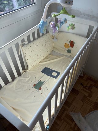 Cuna mad colchon de bebé blanca con móvil