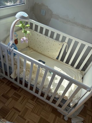 Cuna mad colchon de bebé blanca con móvil