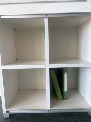 Mueble de oficina blanco y plateado