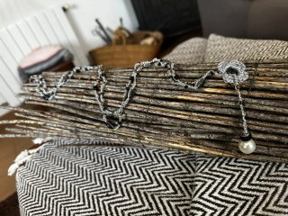 Collar plateado con cuentas negras y perla