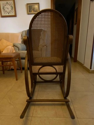 Silla mecedora de madera nogal en perfecto estado
