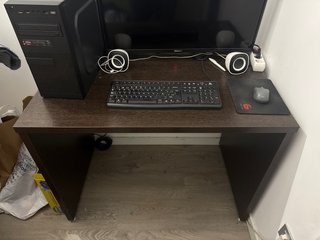 Mesa de escritorio marrón