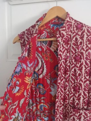 Chaleco acolchado reversible estampado