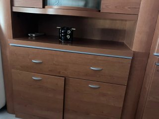 Vitrina,  TV y comedor madera