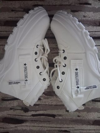 Scarpe bianche con pelliccia