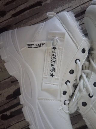 Scarpe bianche con pelliccia