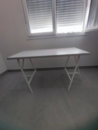 Escritorio Ikea Gris con Caballetes Blancos