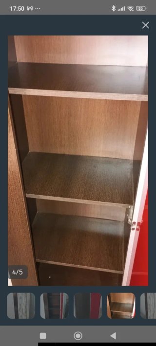 Armario de madera con repisas