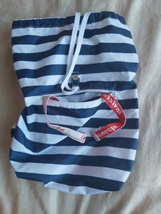 Zaino Invicta righe blu e bianche.