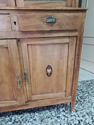 Mueble antiguo de madera y cristal