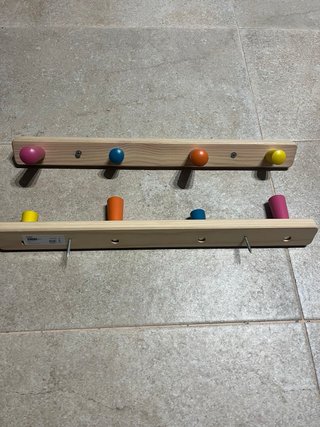 Colgador de madera con pomos de colores