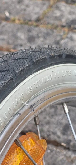 Bicicleta infantil rosa y negra