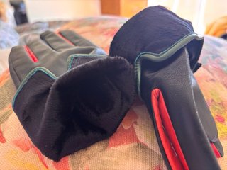 Guantes de piel negros con detalles